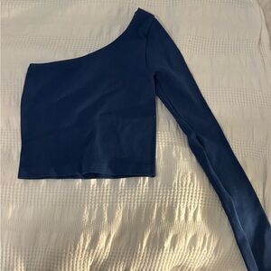 Asymmetrical long sleeve.
